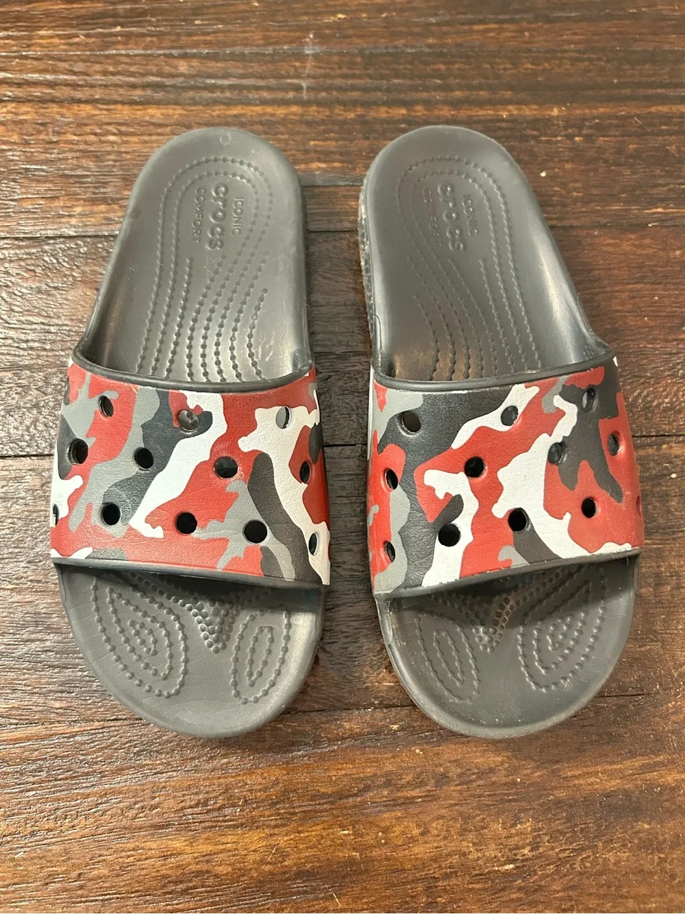 CROCS Kids' Red Gray White Camo Slide Sandals - Men’s 4 / Women’s 6